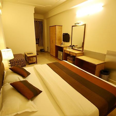 Hotel Parkway Deluxe New Delhi Exteriör bild