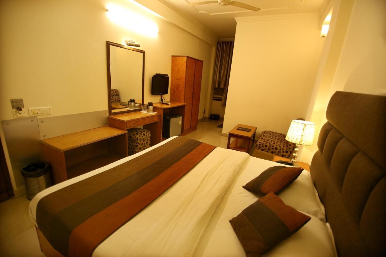 Hotel Parkway Deluxe New Delhi Exteriör bild