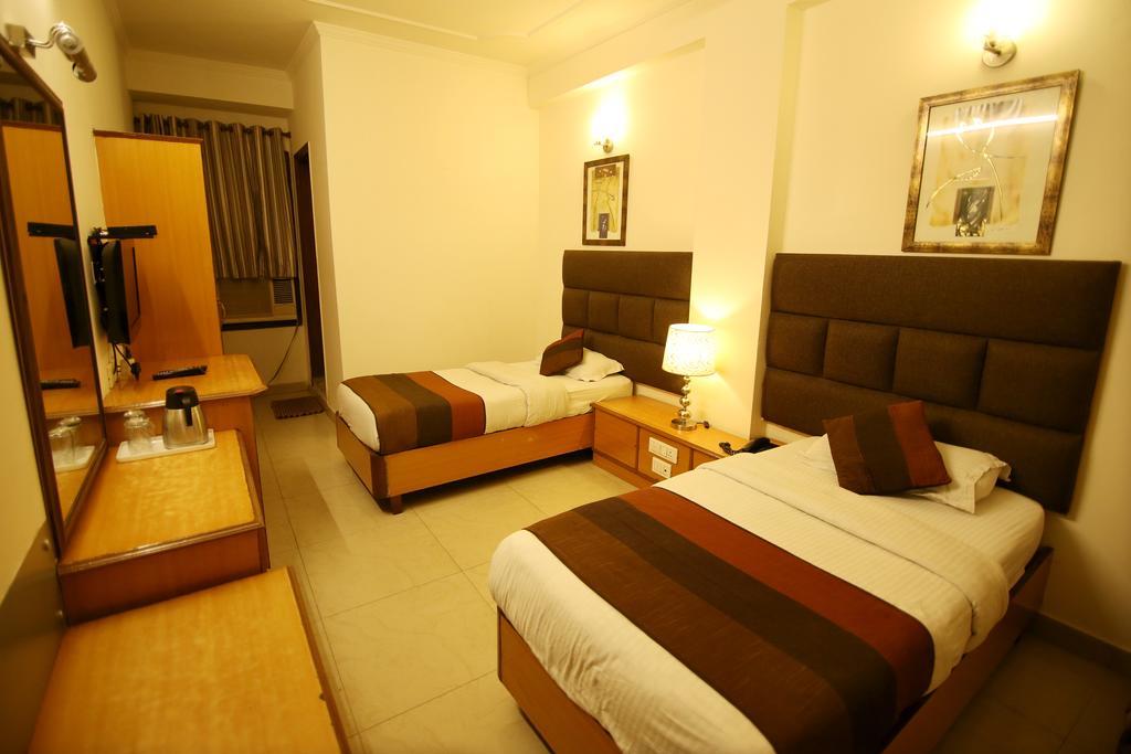 Hotel Parkway Deluxe New Delhi Exteriör bild