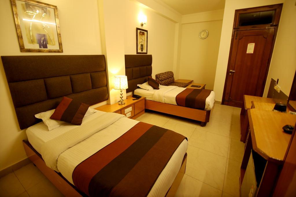 Hotel Parkway Deluxe New Delhi Exteriör bild