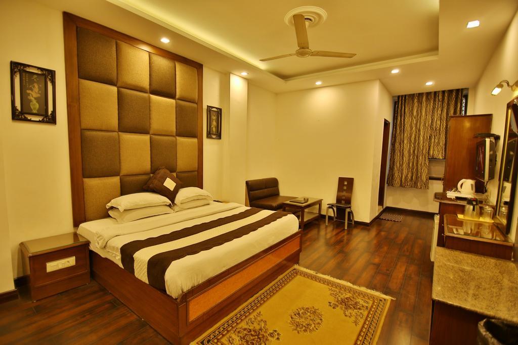 Hotel Parkway Deluxe New Delhi Exteriör bild