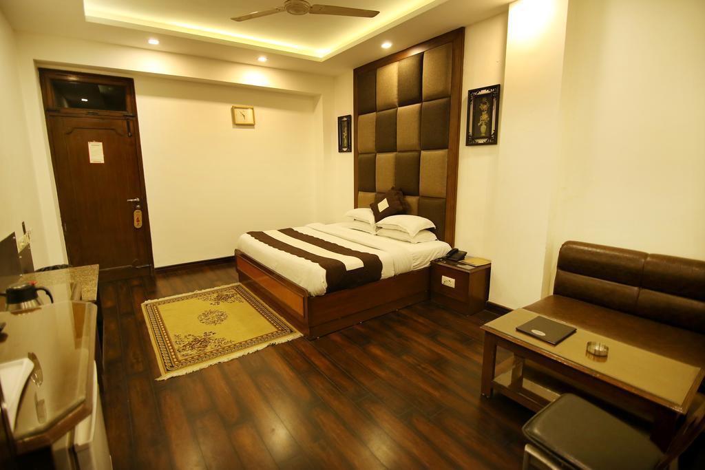 Hotel Parkway Deluxe New Delhi Exteriör bild