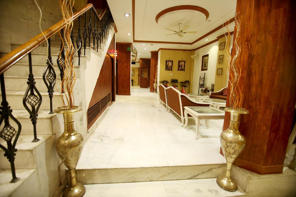 Hotel Parkway Deluxe New Delhi Exteriör bild