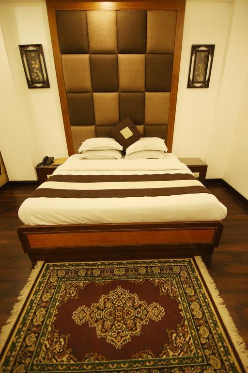Hotel Parkway Deluxe New Delhi Exteriör bild