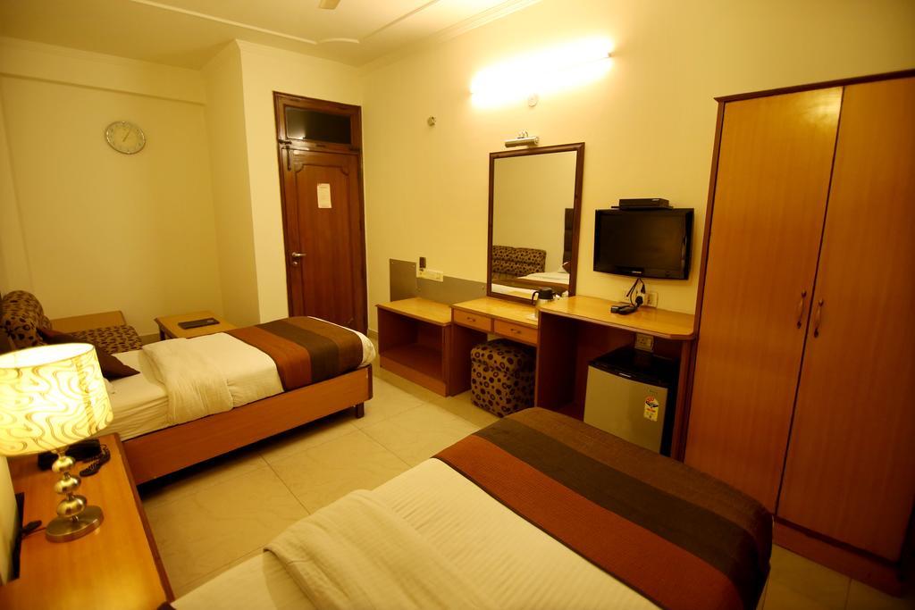 Hotel Parkway Deluxe New Delhi Exteriör bild
