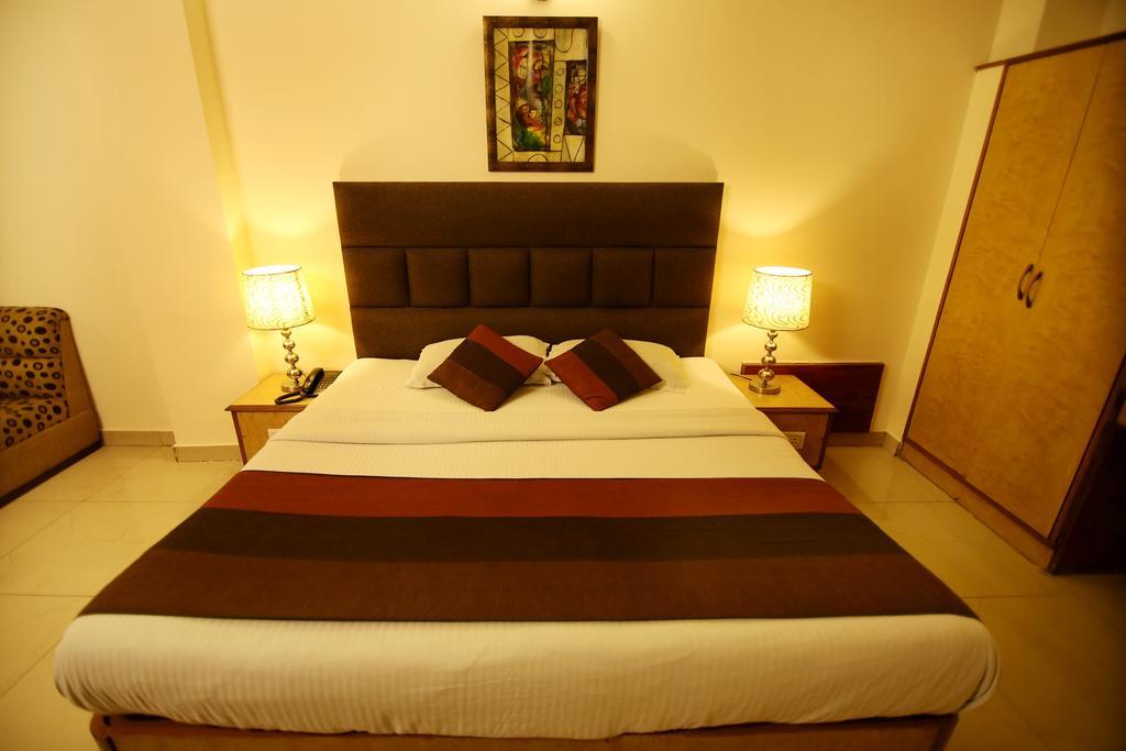 Hotel Parkway Deluxe New Delhi Exteriör bild