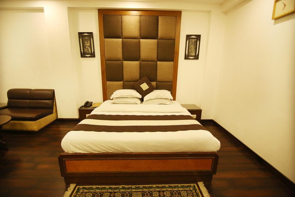 Hotel Parkway Deluxe New Delhi Exteriör bild