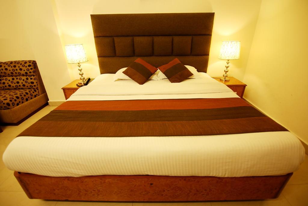 Hotel Parkway Deluxe New Delhi Exteriör bild