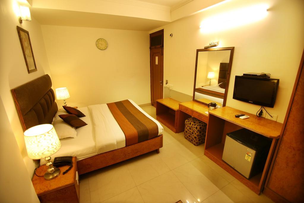 Hotel Parkway Deluxe New Delhi Exteriör bild