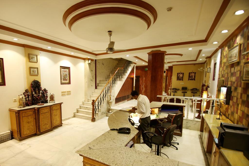 Hotel Parkway Deluxe New Delhi Exteriör bild