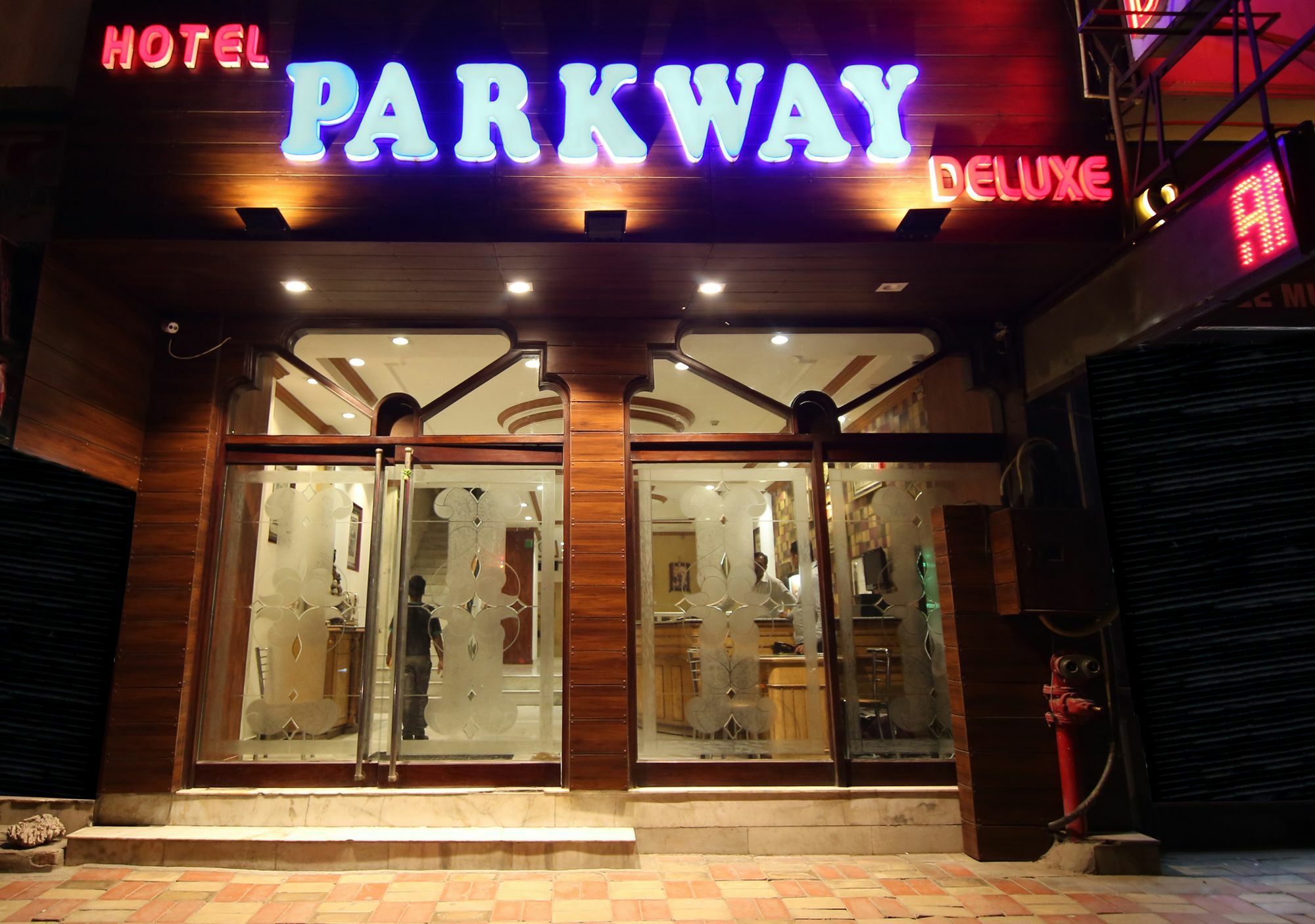 Hotel Parkway Deluxe New Delhi Exteriör bild
